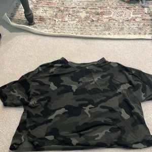 Cropped camo athletic shirt, very comfortable
